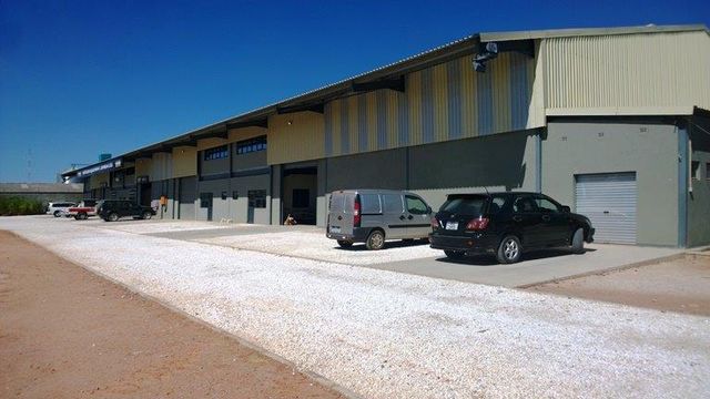 Modern, serviced Warehouse with Build-in Mezzanine Offices