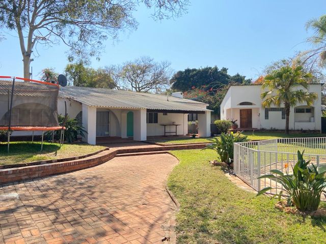 6 Bedroom House For Sale in Leopards Hill