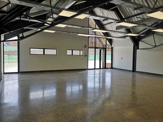 877m² Warehouse To Let in Riversands