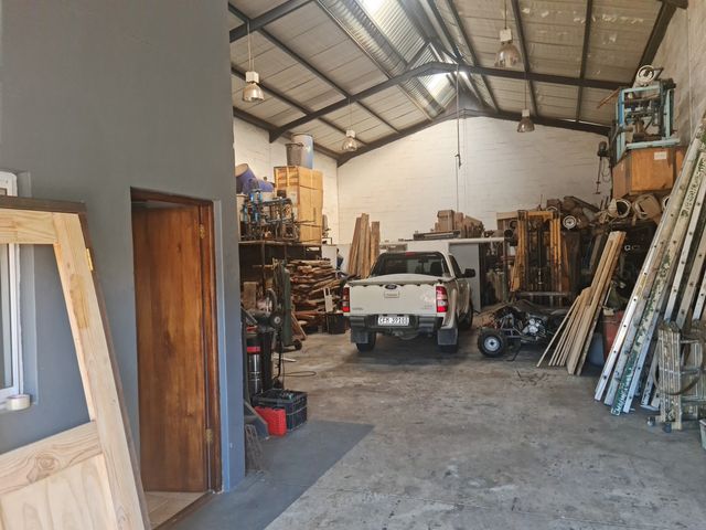 261m² Warehouse To Let in George Park