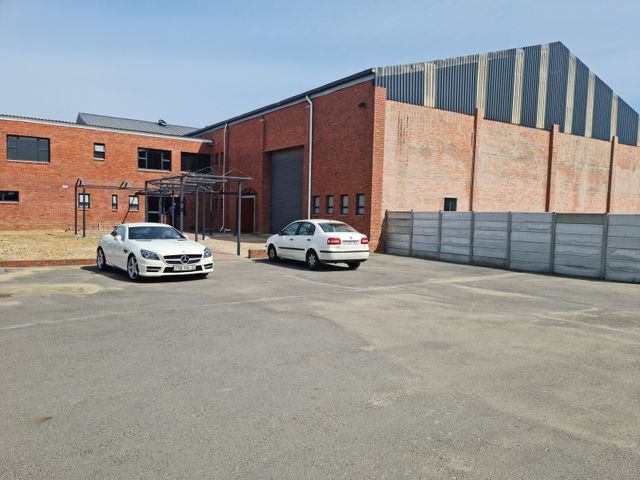 1085m2 Industrial Warehouse with offices and a 1400m2 Yard area TO LET @ R92 400 + vat