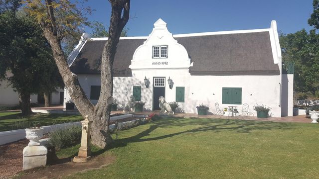 Award winning Cape Dutch style Guest- Wine Farm!