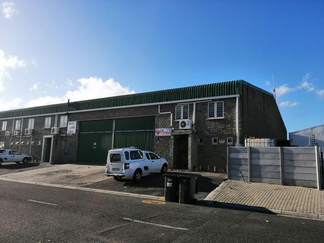 474m2 Warehouse To Let in Somerset Business Park @ R29500 + VAT
