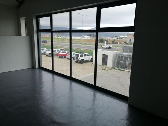 165m2 1st Floor Commercial Unit TO LET in Somerset West Business Park.