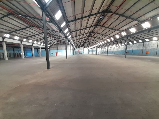 5 142m2 Industrial Factory Warehouse Unit To Let in Brackenfell @ R282 810.00 excluding v