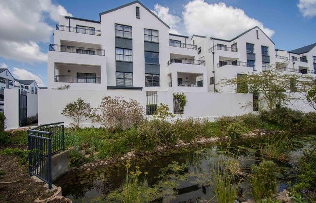 3 Bedroom Apartment For Sale in Somerset West Central