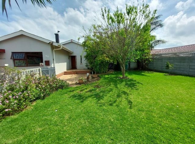 Neat 3 bedroom family home with braai room and pool