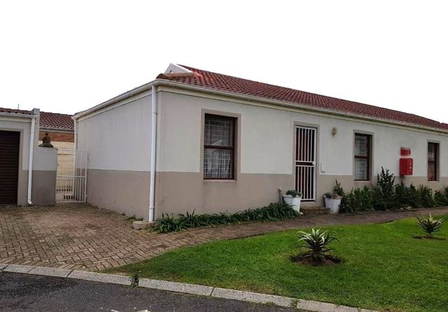 3 BEDROOM SEMI-DETACHED HOUSE IN A WELL MAINTAINED COMPLEX