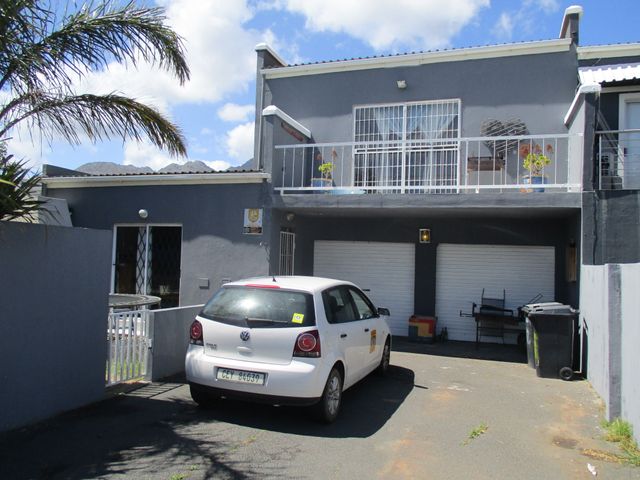 3 Bedroom Townhouse For Sale in Admirals Park
