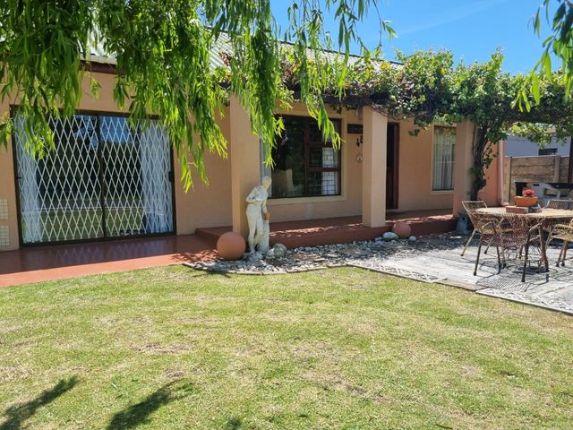 4 Bedroom House For Sale in Kleinmond Central