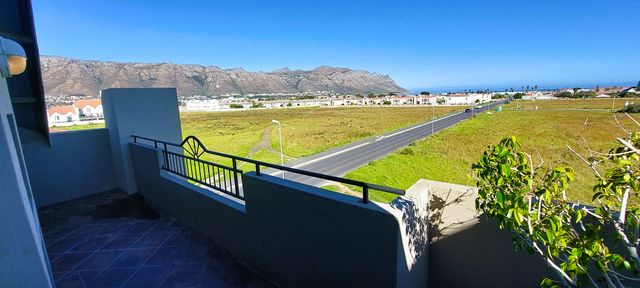 Stunning 2 Bedroom Apartment with Spectacular Views and Built-in Braai!