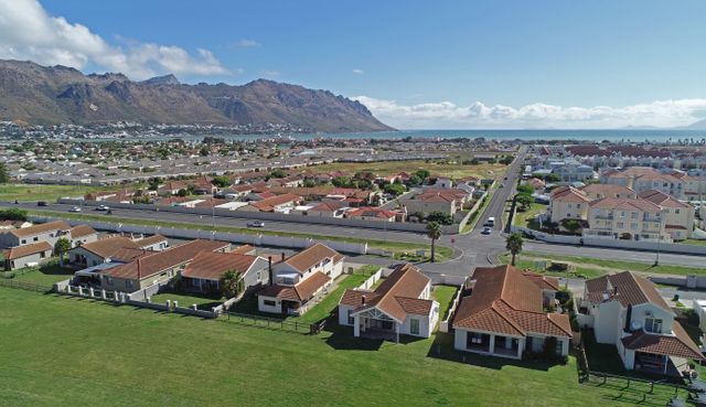 2 Bedroom Apartment For Sale in Gordons Bay Central