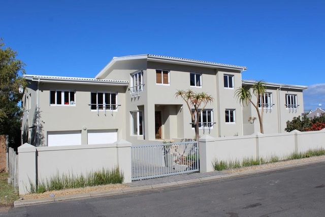 4 Bedroom House For Sale in Kleinmond Central