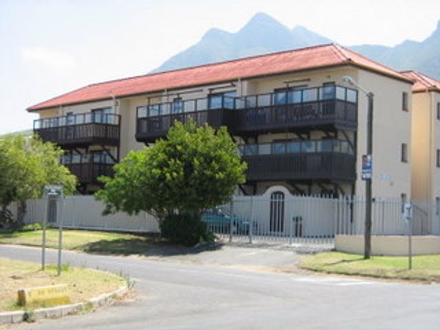 2 Bedroom Apartment For Sale in Kleinmond Central
