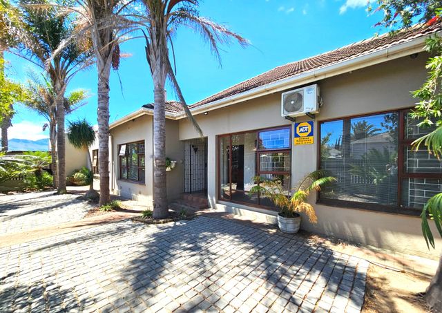 4 Bedroom House For Sale in Paarl Central