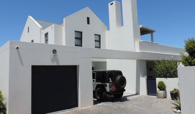 5 Bedroom House For Sale in Blue Lagoon