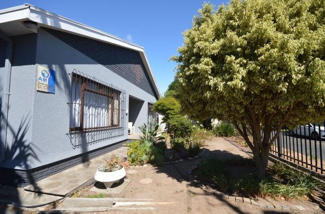 4 Bedroom House For Sale in Strand North