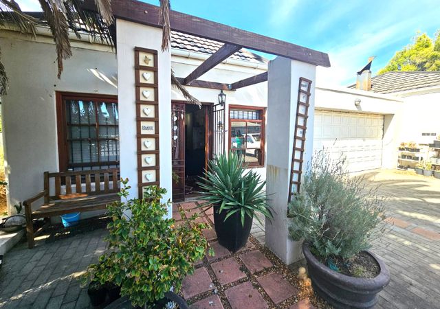 4 Bedroom House For Sale in Paarl North