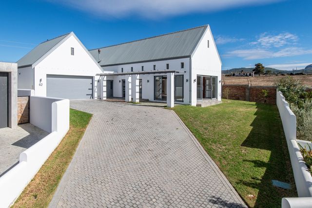 Luxury 4 Bedroom House For Sale In Uitgezocht Lifestyle Estate!