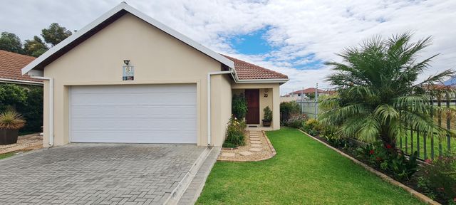 Charming Townhouse in Arum Estate, Strand