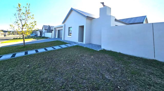 4 Bedroom House For Sale in Paarl South