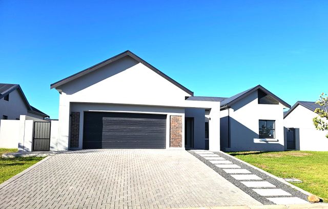 4 Bedroom House For Sale in Paarl South