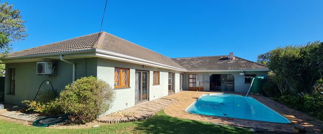 Stunning 4 bedroom family home with swimming pool in Goedehoop