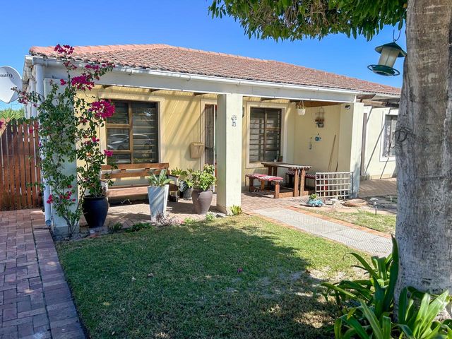 Charming 2-Bedroom Home in Stellendale, Kuils River - Your Perfect Blend of Comfort and Security!