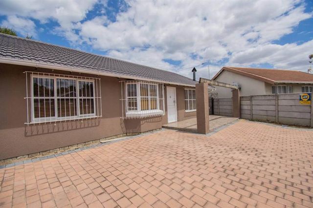 3 Bedroom House For Sale in Somerset Park