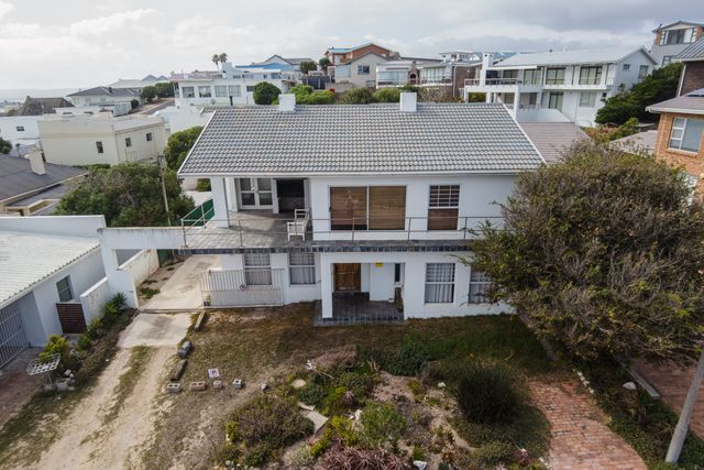6 Bedroom House For Sale in Yzerfontein