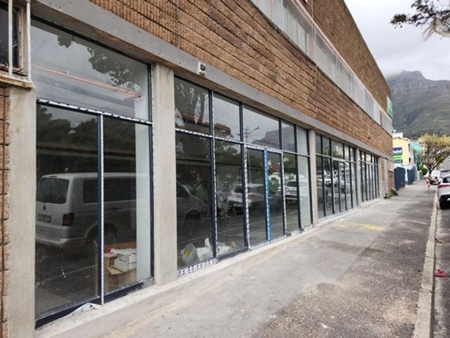 Retail unit to Let in Woodstock.