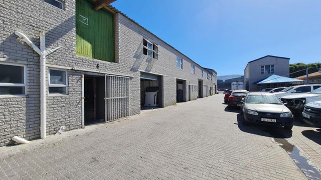 Retail space to Let in Retreat.