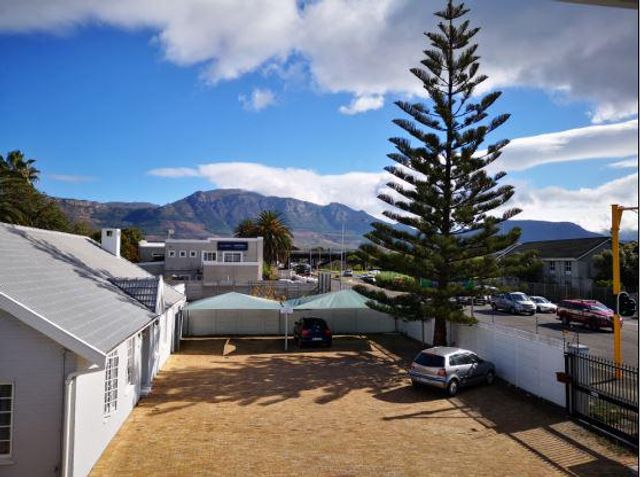 325m² Office To Let in Tokai