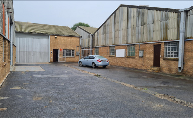 658m² Warehouse To Let in Triangle Farm