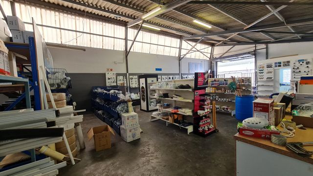 Industrial unit to Let in Retreat.