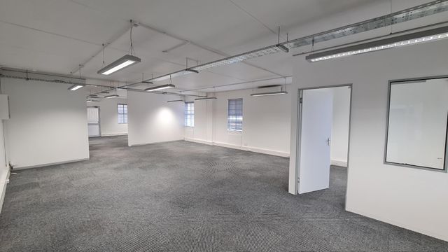 Office unit to Let in Westlake.