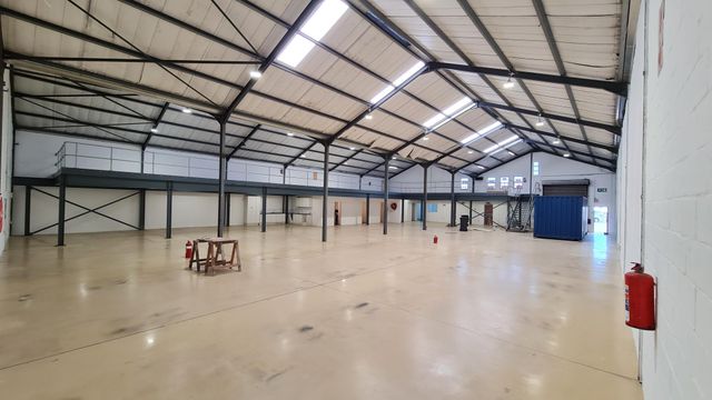 1,004m² Warehouse For Sale in Diep River