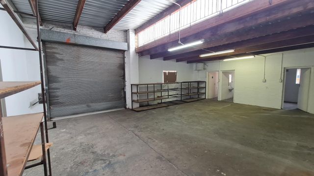 123m² Warehouse To Let in Diep River