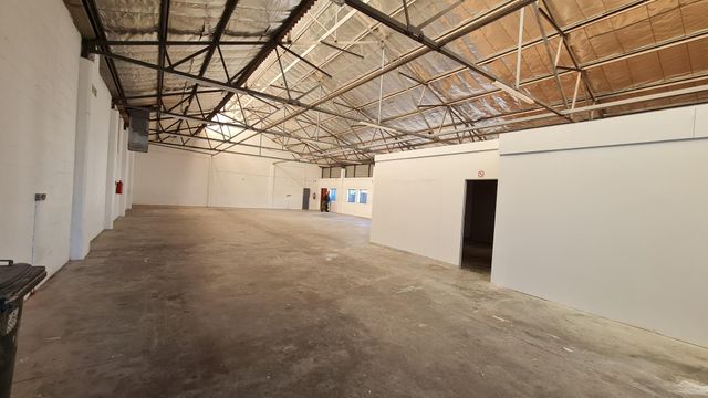 438m² Warehouse To Let in Diep River