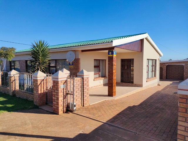 Four bedroom family home in Graslaagte Humansdorp for sale
