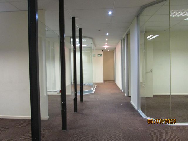 877m² Business Centre To Let in Bo Oakdale