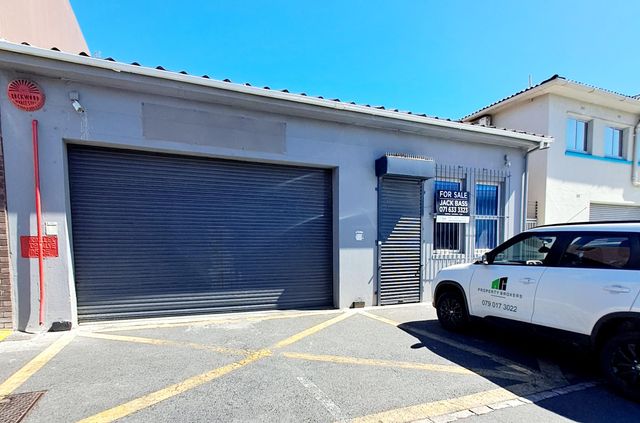 LARGE WAREHOUSE FOR SALE IN PAARDEN EILAND