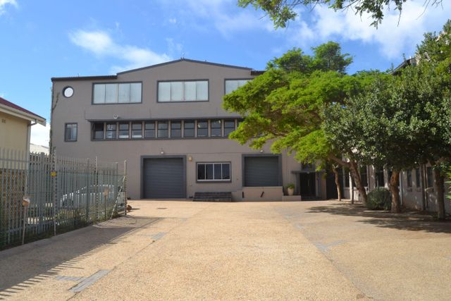Warehouse with modern office space in Paarden Eiland