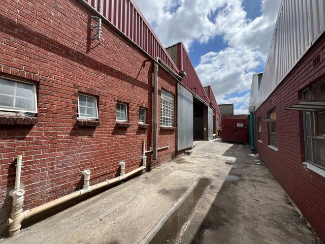 Warehouse to rent in Triangle Farm