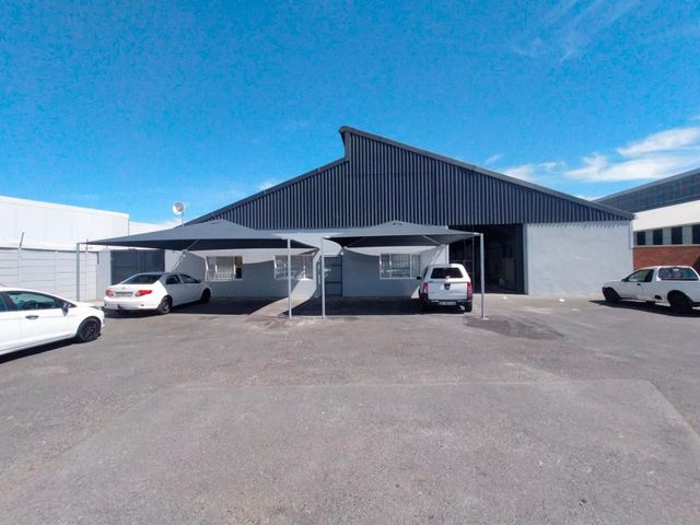 927 Square meters Warehouse To Let in Triangle farm, Stikland, Bellville