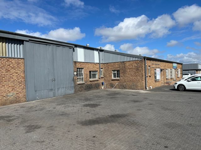 498m² Warehouse To Let in Triangle Farm