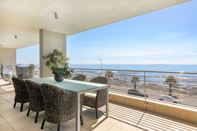 3 Bedroom Apartment For Sale in Mouille Point