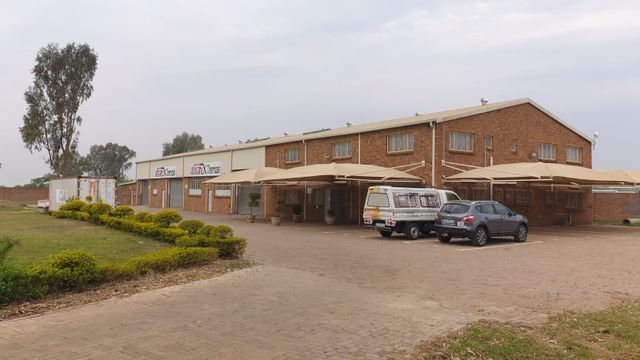 Spacious 21000m2 property for sale in Industrial area in Rosslyn, Pretoria!!!