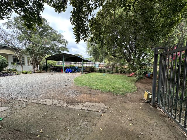 Great investment opportunity! Big yard!!