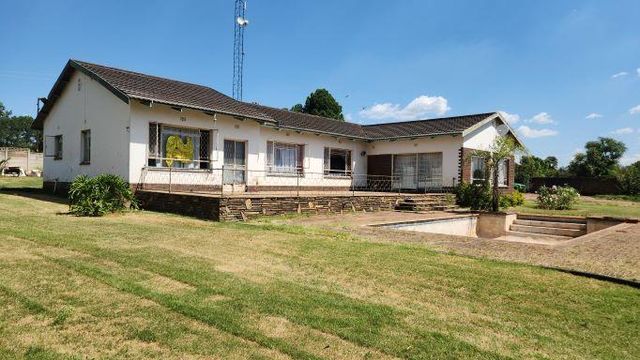 1Ha Small Holding For Sale in Kameeldrift West